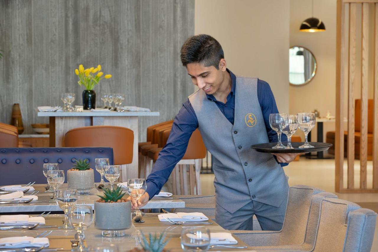 Отель Voco Al Khobar By Ihg Экстерьер фото A waiter at work