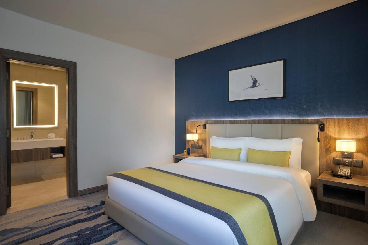 Отель Voco Al Khobar By Ihg Экстерьер фото A bedroom at the hotel