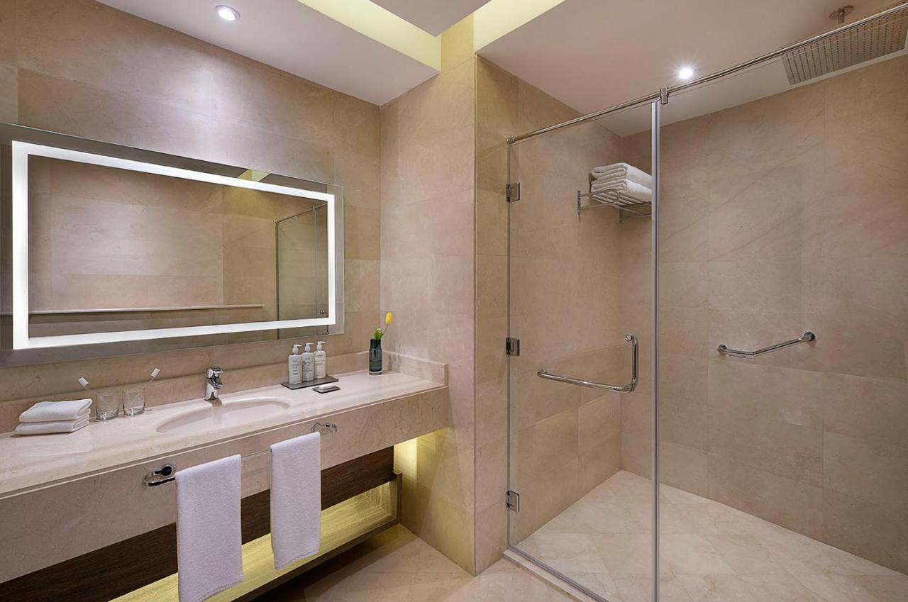 Отель Voco Al Khobar By Ihg Экстерьер фото A bathroom at the hotel