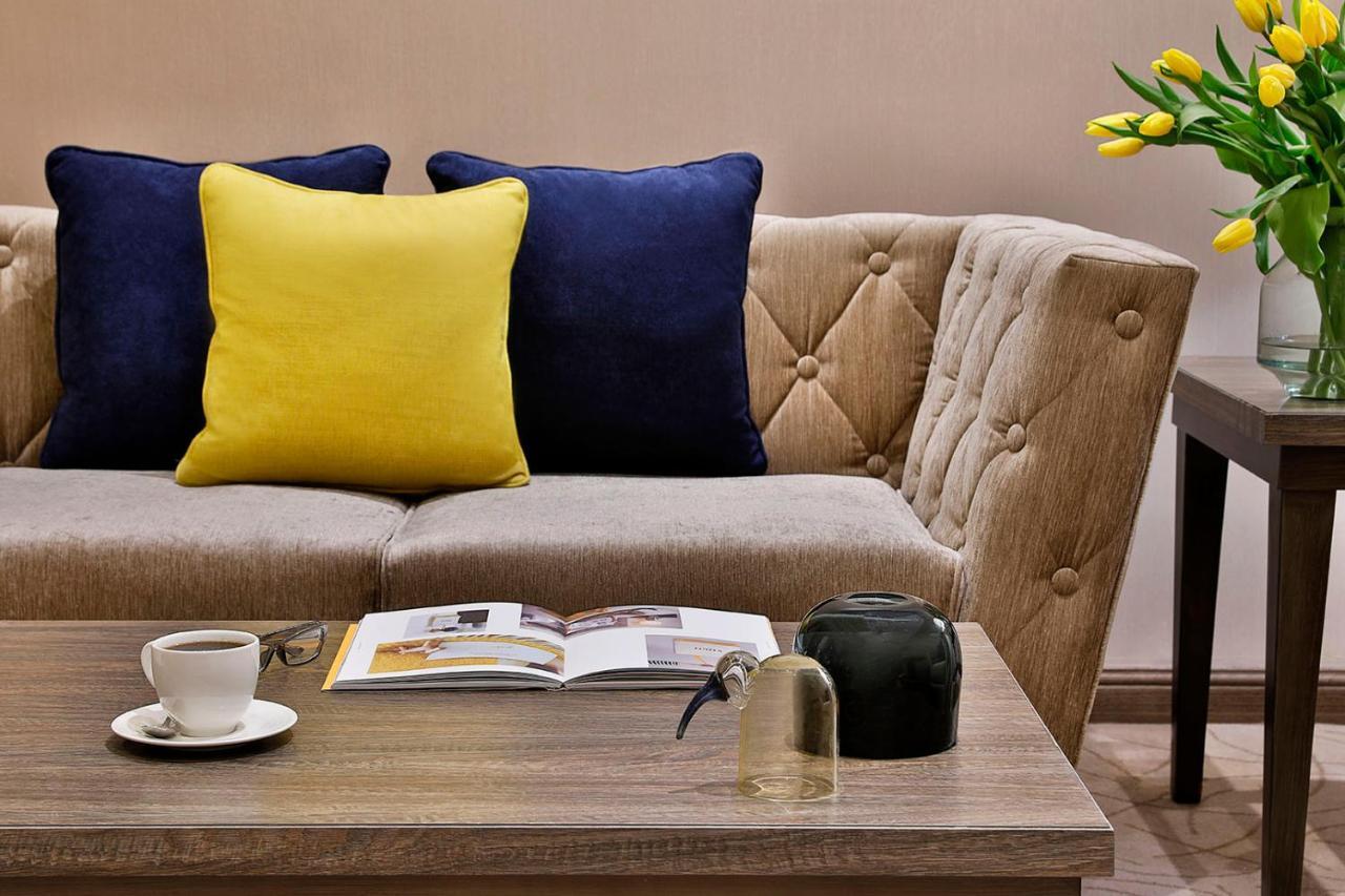 Отель Voco Al Khobar By Ihg Экстерьер фото A sofa with cushions